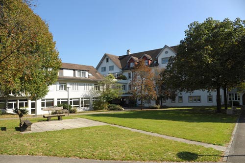 Stationäre Sonderschule, St. Benedikt Hermetschwil - Anlage - Gartenanlage vor dem Hauptgebäude
