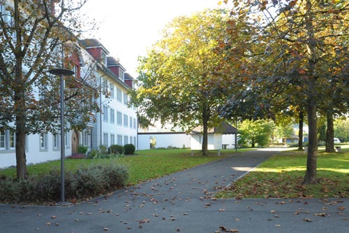Stationäre Sonderschule, St. Benedikt Hermetschwil - Anlage - Gartenanlage vor dem Hauptgebäude