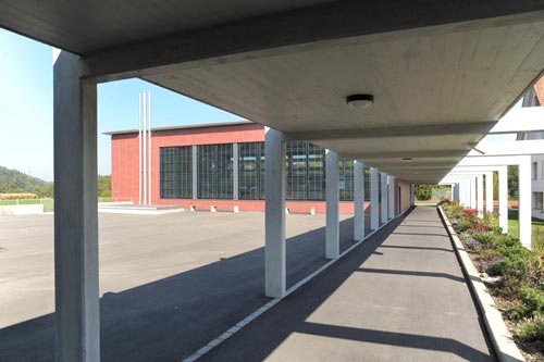 Stationäre Sonderschule, St. Benedikt Hermetschwil - Schule - überdeckter Durchgang vom Schulhaus zur Turnhalle
