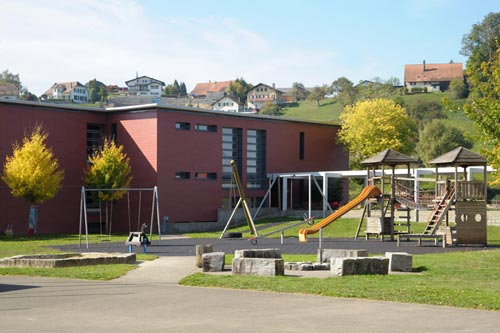 Stationäre Sonderschule, St. Benedikt Hermetschwil - Wohnen - Der Spielplatz befindet sich zwischen Schulhaus und den Wohnhäusern.